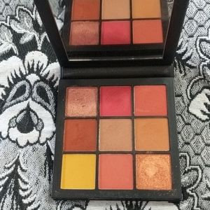 Huda beauty Coral Obsessions palette